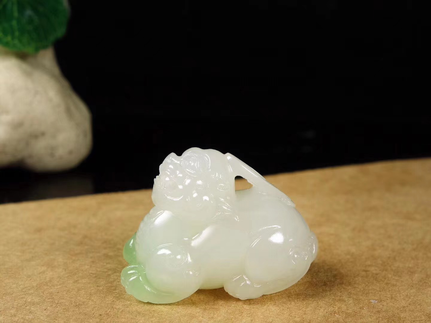 和田玉带翠白玉山料貔貅挂件